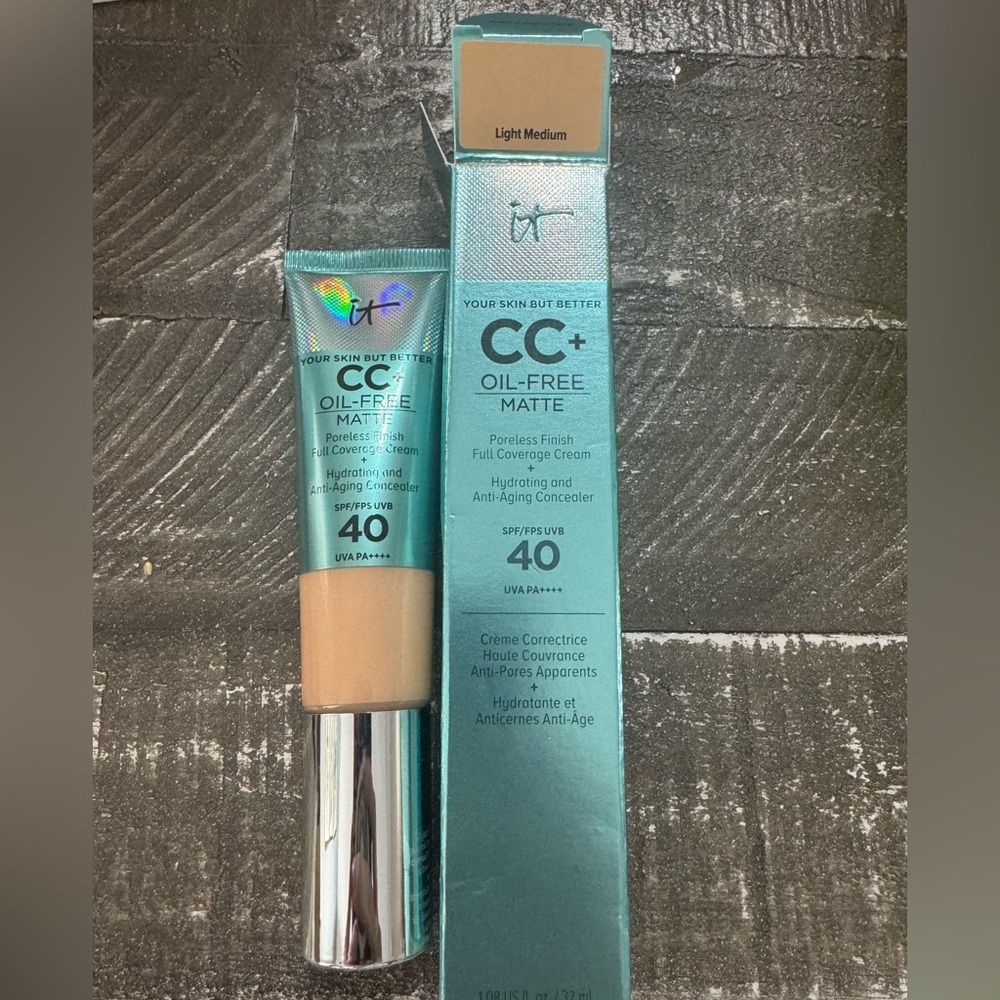 IT Cosmetics CC+ Oil-Free Matte Foundation - Light Medium